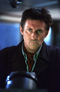 Ghost Ship – Soll ein scheinbar herrenloses Schiff bergen - doch dort erwartet ihn und seine Crew ein entsetzliches Schicksal: Captain Murphy (Gabriel Byrne) ...