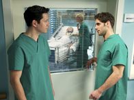In aller Freundschaft – Dr. Philipp Brentano (Thomas Koch, links) und Dr. Niklas Ahrend (Roy Peter Link) sind zu Konkurrenten um die neu ausgeschriebene Oberarztstelle der Sachsenklinik geworden.