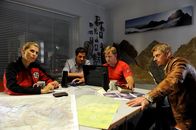 Die Bergretter – Die Bergretter besprechen den bevorstehenden Einsatz. Von links: Bea Kleinert (Paula Paul), Tobias Herbrechter (Markus Brandl), Toni Stössl (Martin Klempnow), Andreas Marthaler (Martin Gruber).