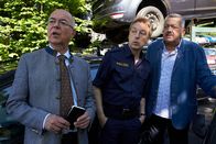 Die Rosenheim-Cops – Polizeidirektor Achtziger (Alexander Duda, l.), Kommissar Hofer (Joseph Hannesschläger, r.) und Polizeihauptmeister Mohr (Max Müller, M.) entdecken eine Überwachungskamera auf dem Autoschrottplatz. Ob die Bilder der Kamera zur Aufklärung des Falls beitragen können?