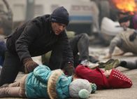 Chicago Fire – Chicago Fire Der freie Fall - Until Your Feet Leave the Ground Staffel 2, Episode 18 Schnelle Hilfe tut not: Jesse Spencer als Matthew Casey
