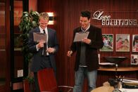 How I Met Your Mother – Barney (Neil Patrick Harris, l.) überredet seinen Freund Ted (Josh Radnor, r.), mit ihm eine Partnervermittlerin aufzusuchen. Während Ted immer noch nach der Frau fürs Leben sucht, erhofft sich Barney sich lediglich ein erotische Abenteuer ...