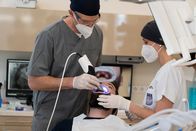 P.M. Wissen – Mit dem „Intraoral-Scan“ wird ein digitaler Gebissabdruck erstellt. Ein Zahnscanner macht mit einer Spezialkamera zahlreiche Fotos des Mundinnenraums aus verschiedenen Winkeln. Daraus wird ein 3D-Modell berechnet.