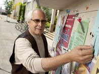Community – (1. Staffel) - Mit Jeff in einer Lerngruppe: Pierce Hawthorne (Chevy Chase), ein gealterter Großindustrieller, der das Greendale Community College besucht, um nicht mehr so einsam zu sein ...