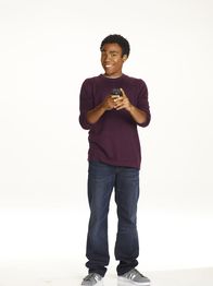 Community – (2. Staffel) - Nimmt an der Lerngruppe teil: Troy (Donald Glover), früherer High School Quarterback, der durch Abed das Nerd-Dasein entdeckt ...