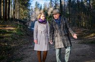 Sturm der Liebe – Bettina (Natalie Hünig, l.) muss feststellen, dass ihr Vorhaben gegen André (Joachim Lätsch, r.) nicht so läuft, wie erhofft.