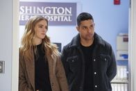 Navy CIS – Ellie Bishop (Emily Wickersham, l.); Nick Torres (Wilmer Valderrama, r.)