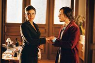 Edel & Starck – Alexander (Tim Sander, r.) schwärmt jetzt für Sandra (Rebecca Immanuel, l.). Die findet das gar nicht lustig ...