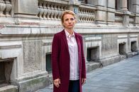 Wolfsland – Staatsanwältin Anne Konzak (Christina Große) wartet vor Butschs Wohnung.