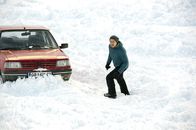 Die Bergretter – Tobias (Markus Brandl) hat einen verlassenen Wagen entdeckt, der offensichtlich vom Parkplatz gestürzt ist.