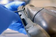 Spurensuche - Neue Methoden der Forensik – Aufgrund von Erdresten, die an einem Schuh haften, kann man herausfinden woher die Spuren stammen.