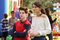 The Mick – Keine guten Geschwister: Sabrina (Sofia Black-D'Elia, r.) und Chip (Thomas Barbusca, l.) haben den Geburtstag ihres Bruders und sein Alter glatt vergessen.