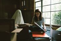 A Ghost Story – C (Casey Affleck, l.); M (Rooney Mara, r.)