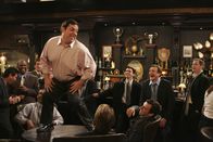 How I Met Your Mother – In den Vorstellungen von Marshalls (Jason Segel, 2.v.r.) Freunden ist Jenkins (Edward Flores, oben) ein Mann und keine Frau ...