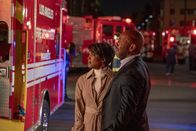 9-1-1 Notruf L.A. – Athena Grant (Angela Bassett, l.); Rockmond Dunbar (Michael Grant, r.)