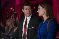 Bones - Die Knochenjägerin – Greg (Eric Szmanda) untersucht die Leiche von Karen Jones (Emily Montague) und kann einen Fingerabdruck auf der Haut der jungen Frau sichern. Eine Spur zum Mörder?
