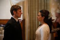 Der junge Inspektor Morse – Inspektor Morse (Shaun Evans) sucht das Gespräch zu Joan Thursday (Sara Vickers) auf ihrer Hochzeit. Er gratuliert ihr zur Hochzeit, aber insgeheim liegt ihm schon seit langer Zeit etwas auf dem Herzen.