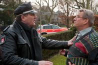 Notruf Hafenkante – Hans (Bruno F. Apitz, l.) versucht, Herrn Burkhard (Michael Kind, r.) zu beruhigen, der Angst hat, dass seine Mutter im EKH nicht richtig versorgt wird.