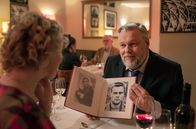 Großstadtrevier – Helmut Husmann (Torsten Münchow, r.) mal ganz romantisch: Er zeigt seiner Jugendliebe Johanna Ritter (Dana Golombek von Senden, l.) Fotos von früher.