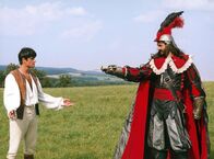 Teuflisches Glück – Hannes (Miroslav Simunek, li.) und Brambas (Daniel Hulka) geraten durch die Machenschaften am Hofe aneinander. Hannes schafft es, Brambas und seine Leute aus dem Lande zu jagen.