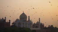 Wunderwerke der Weltgeschichte – Je nach Licht erstrahlt der Taj Mahal in unterschiedlichen Farben. Dafür sorgt seine Fassade aus Makrana-Marmor, der aufgrund seiner Beschaffenheit Licht auf besondere Weise reflektiert.