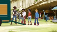 Lenas Ranch – Ein Fohlen wird verladen. (v.l.nr.:) Romano, Angelo, Lena, Nico und Anna helfen.