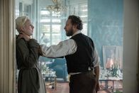 Babylon Berlin – Kardakow (Ivan Shvedoff) bedroht Swetlana Sorokina (Severija Janusauskaite).