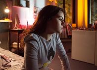 Schloss Einstein – Olivia (Holly Geddert) vermisst ihre beste Freundin Jule.