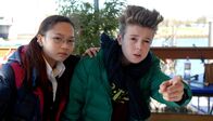 Die Pfefferkörner – Niklas (Jaden Dreier) will Jiao (Sophie Wing Chung) helfen, die sich auf der Bootslagerei versteckt hat.