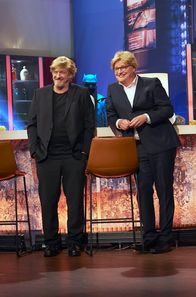 Sträter – Moderator Oliver Welke (r) mit völlig neuen Kopfbedeckungen.