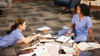 Grey's Anatomy – Müssen ein Rätsel lösen: Adelaide Kane als Dr. Jules Millin, Alexis Floyd als Dr. Simone Griffith