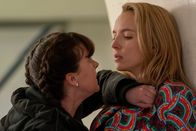 Killing Eve – Villanelles (Jodie Comer, r.) ausgelassene Art kommt bei Rhian (Alexandra Roach, l.) nicht besonders gut an. Als sie sich mit Villanelle anlegt, bereut sie das jedoch schnell.