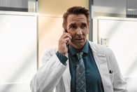 Der Bergdoktor – Dr. Alexander Kahnweiler (Mark Keller) würde seinem Freund Martin am Telefon gern die Ergebnisse der Blutuntersuchung liefern, doch die Auswertung braucht noch Zeit.