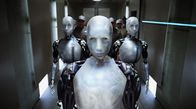 I Robot – Niemand ahnt, dass Roboter Sonny (vorne) neben einer logisch agierenden Einheit auch eine für Emotionen besitzt ...