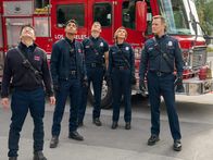 9-1-1 Notruf L.A. – (v.l.n.r.) Howie "Chimney" Han (Kenneth Choi); Ravi Panikkar (Anirudh Pisharody); Evan "Buck" Buckley (Oliver Stark); Lucy Donato (Arielle Kebbel); Bobby Nash (Peter Krause)