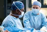 Grey's Anatomy – Grey's Anatomy Staffel 15 Folge 18 Grosses Vorbild: James Pickens Jr. als Dr. Richard Webber, Jaicy Elliot als Dr. Taryn Helm Copyright: SRF/ABC Studios