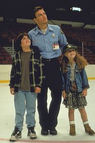 Sudden Death – McCord (Jean-Claude Van Damme, M.) jobbt als Hausmeister im Eisstadion von Pittsburgh. So erhält er auch für das entscheidende siebte Play Off-Finale zwei Freikarten. Mit denen nimmt er seine Kinder Tyler (Ross Malinger, l.) und Emily (Whittni Wright, r.) mit zum Eishockey-Spiel ...