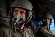 Mayday - Alarm im Cockpit – REENACTMENT - Captain Justin Grieve (gespielt von Brendan Rowland) und Pilot Major Ryan Link (gespielt von Jamie Champagne) schauen aus dem Fenster, kurz bevor sie sich aus dem B-2-Bomber stürzen. (Cineflix 2021/Darren Goldstein)