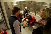 Tatort – Hauptkommissar Ivo Batic (Miroslav Nemec, MItte), Georg Schemberg (Daniel Christensen) und Kirsten Moosrieder (Gisela Schneeberger) bei einem erneuten Opfer.