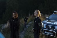 Cryptid – Polizistin Petra (Angelina Håkansson, r.) befragt Lisa (Astrid Morberg, l.), was sie am See gesehen hat.