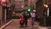 Frühling in Paris – Paris, Montmartre, Frühling. Suzanne (Suzanne Lindon, r) ist 16 Jahre alt, und ihre Altersgenossen langweilen sie zutiefst. Auf ihrem Weg zur Schule kommt sie jeden Tag an einem Theater vorbei. Dort begegnet sie dem 35-jährigen Schauspieler Raphaël (Arnauld Valois).