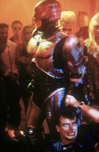 Robocop – Der zum Cyborg umgerüstete Polizist Alex J. Murphy (Peter Weller) kämpft gegen das Verbrechen an.