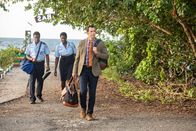 Death in Paradise – Detective Neville Parker (Ralf Little, r.) reist gemeinsam mit seinen Kollegen Marlon Pryce (Tahj Miles, l.) und Darlene Curtis (Ginny Holder, M.) nach Saint Barnabas, um Naomi Thomas bei den Ermittlungen in einem Mordfall zu unterstützen.