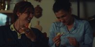 neoriginal: Crystal Wall – Nicolas Dardenne (Gustav Schmidt, l.) ist zum ersten Mal bei Louna Lloris (Anna Bardavelidze, r.) zu Hause und die beiden genießen die ungezwungene Nähe.