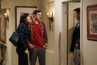 Two and a Half Men – Ein besonderer Moment: Zoey (Sophie Winkleman, l.), Walden (Ashton Kutcher, 2.v.l.), Nigel (Matthew Marsden, 2.v.r.) und Ava (Talyan Wright, r.) ...