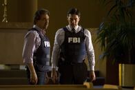 Criminal Minds – Als das Team sich einem Verdächtigen nähert, der für die Ritualmorde verantwortlich sein soll, die sie in Arizona untersucht hatten, kommt eine bizarre Verbindung ans Licht. Wird es Rossi (Joe Mantegna, l.) und Hotch (Thomas Gibson, r.) dadurch gelingen, den Verdächtigen zu überführen?