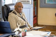 Death in Paradise – Commissioner Selwyn Patterson (Don Warrington) ist über den Leichenfund in der Kanzlei schockiert.