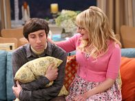 The Big Bang Theory – Bernadette (Melissa Rauch, r.) muss sich um Howard (Simon Helberg, l.) kümmern, denn seine Beziehung zu seiner Mutter bedroht auf unübliche Weise seine Männlichkeit ...