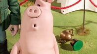 Shaun das Schaf – Shaun, das Schaf - Das Pokalschwein - Auf der Bauernmesse gewinnt der Nachbar des Farmers alle Preise. Schlecht gelaunt fährt der Farmer nach Hause. Noch nicht einmal sein Schwein hat einen Preis bekommen. Oder doch? Die Hoftiere staunen nicht schlecht, als das Schwein plötzlich einen Pokal hervorzieht. Jubel bricht aus und das Pokalschwein lässt sich ausgiebig feiern. Doch ein Zeitungsartikel lässt Shaun misstrauisch werden. Foto: ORF/AARDMAN. Veröffentlichung honorarfrei nur für redaktionelle Berichterstattung in Sendungszusammenhang und mit Copyrightangabe. Kontakt: foto@orf.at