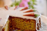 Zu Tisch ... – Die Aargauer Rüeblitorte – innen mit geriebenen Karotten und außen dekoriert mit kleinen Marzipan-Rüebli. Die Süßspeise wurde weit über die Grenzen des als Rüebliland bekannten Kantons Aargau hinaus bekannt.